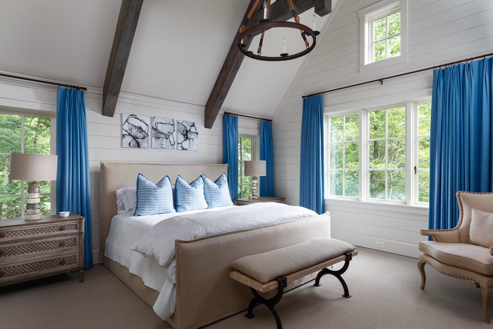 На фото: хозяйская спальня среднего размера в стиле неоклассика (современная классика) с белыми стенами и ковровым покрытием без камина