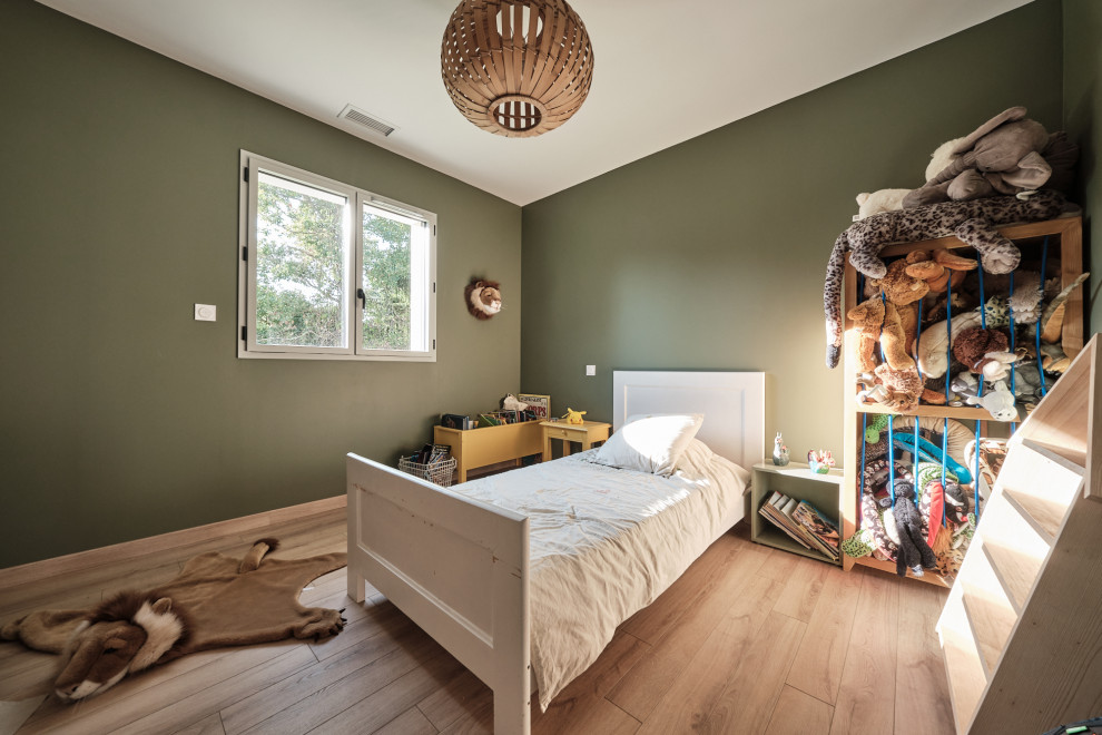 На фото: детская в современном стиле с спальным местом, зелеными стенами и светлым паркетным полом для ребенка от 4 до 10 лет, мальчика с