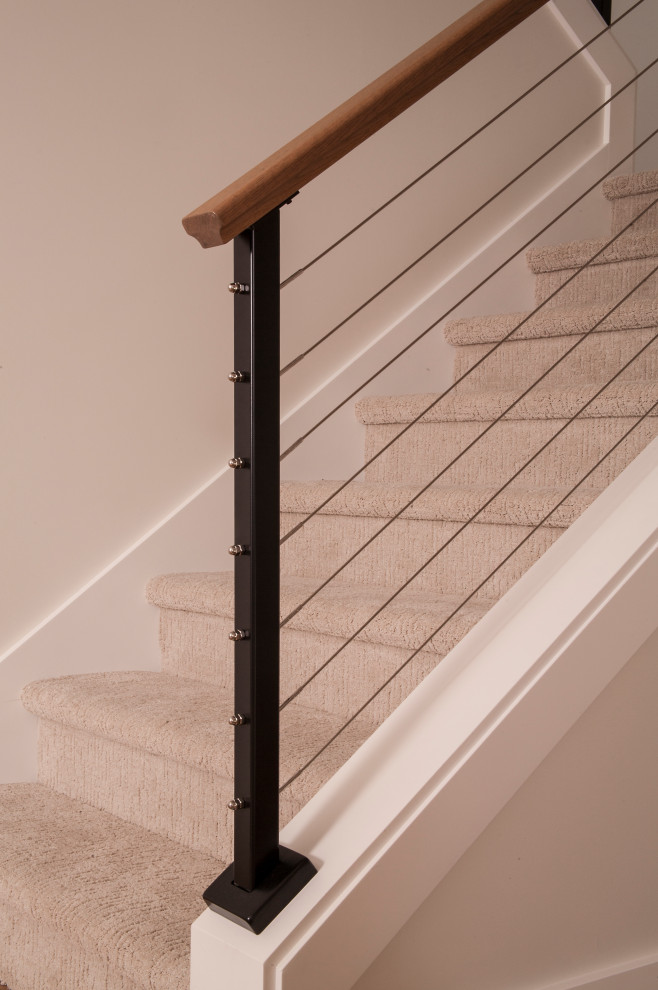 Réalisation d'un escalier minimaliste en U de taille moyenne avec des marches en moquette, des contremarches en moquette et un garde-corps en câble.