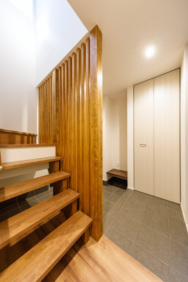 Стильный дизайн: лестница среднего размера в стиле лофт с обоями на стенах - последний тренд