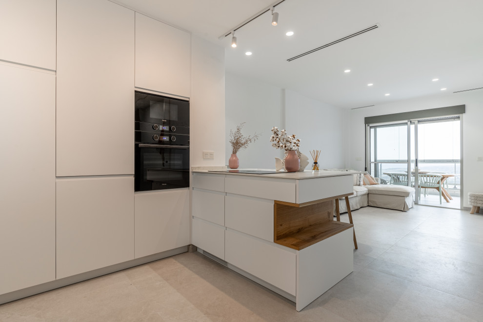 Foto på ett mellanstort minimalistiskt vit kök, med öppna hyllor, skåp i ljust trä, marmorbänkskiva, svarta vitvaror, klinkergolv i keramik, en köksö och grått golv
