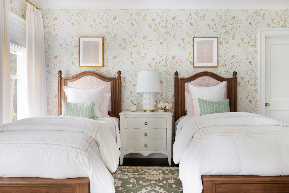 Klassisches Schlafzimmer mit bunten Wänden, dunklem Holzboden, braunem Boden und Tapetenwänden in Bridgeport