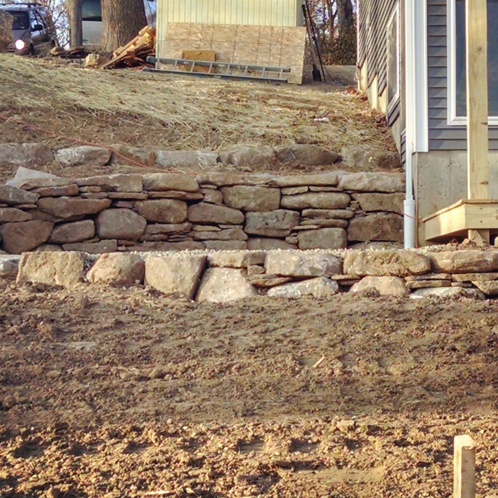Example of a mountain style home design design in Bridgeport