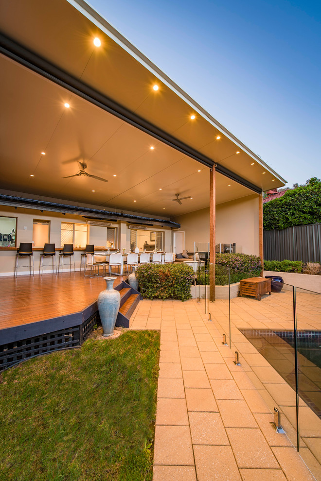 Mid-sized contemporary backyard deck in Canberra - Queanbeyan with a pergola.