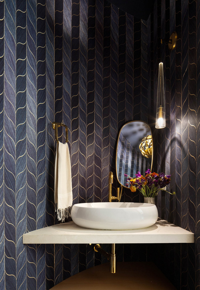 Mittelgroße Klassische Gästetoilette mit blauer Wandfarbe, hellem Holzboden, Aufsatzwaschbecken, weißer Waschtischplatte, schwebendem Waschtisch und Tapetenwänden in San Francisco