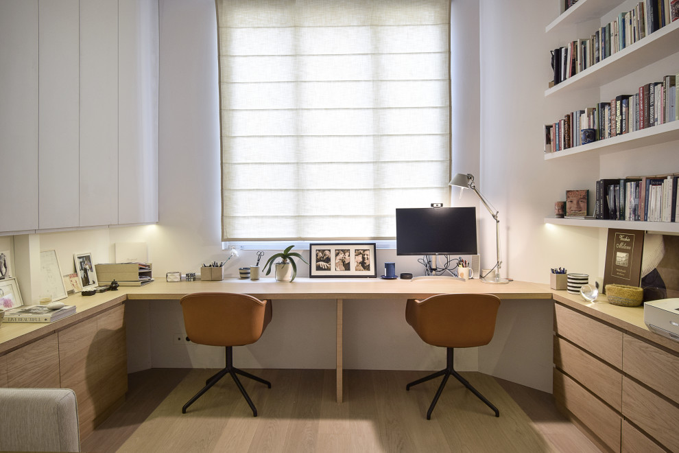 Idées déco pour un grand bureau contemporain avec un mur blanc, parquet clair, un bureau intégré et un sol beige.