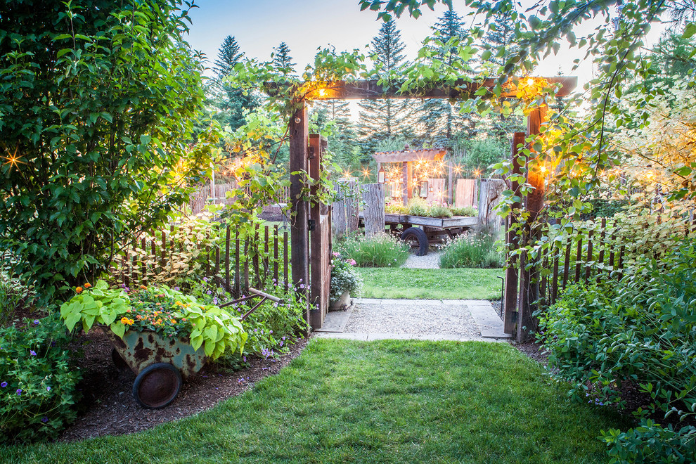 Design ideas for a traditional full sun garden in Cleveland with a garden path and gravel.
