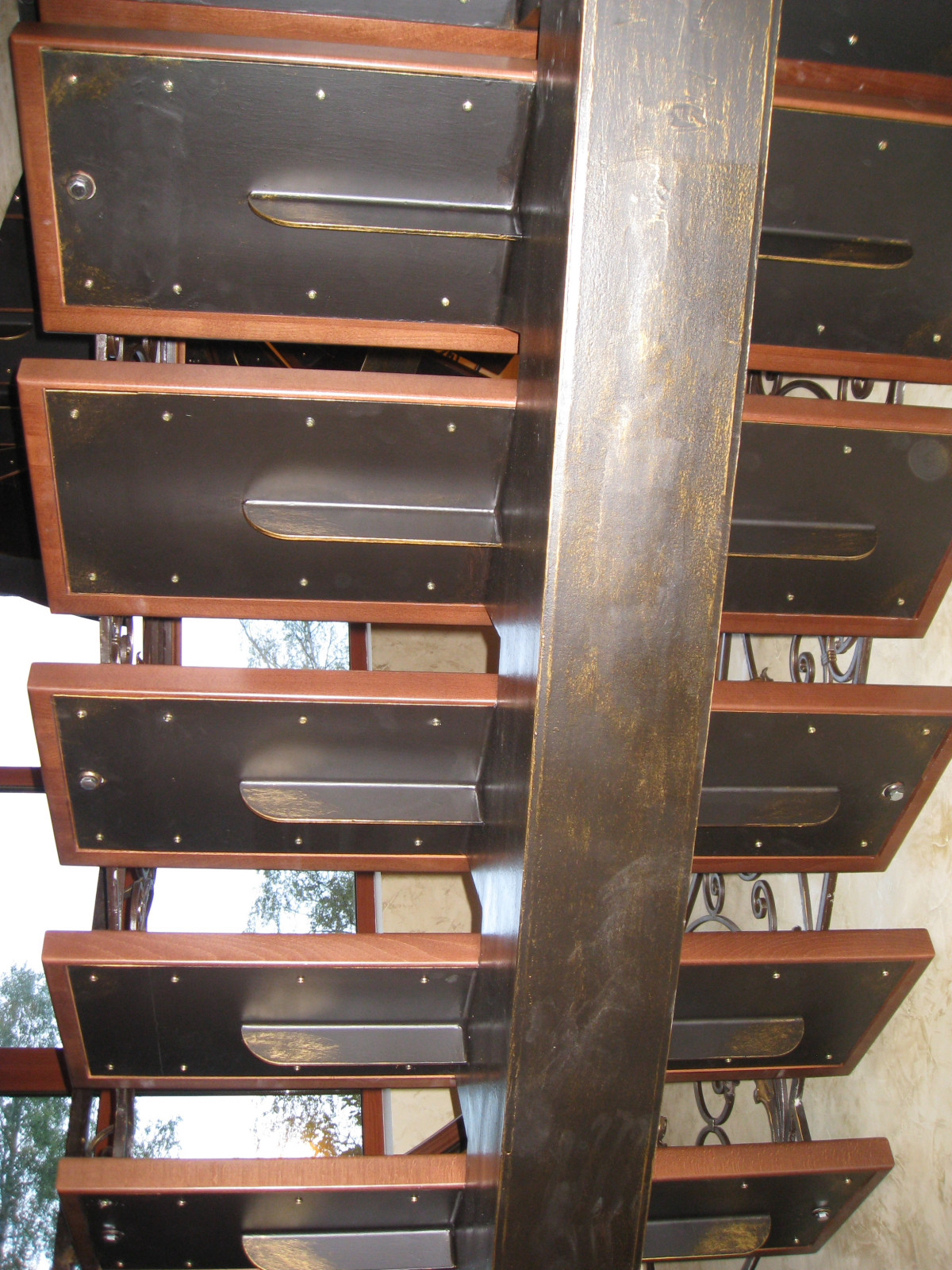 Лестница с кованым ограждением на металлическом косоуре