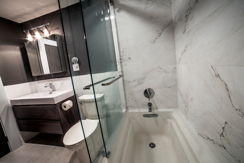 Стильный дизайн: ванная комната среднего размера в стиле модернизм - последний тренд