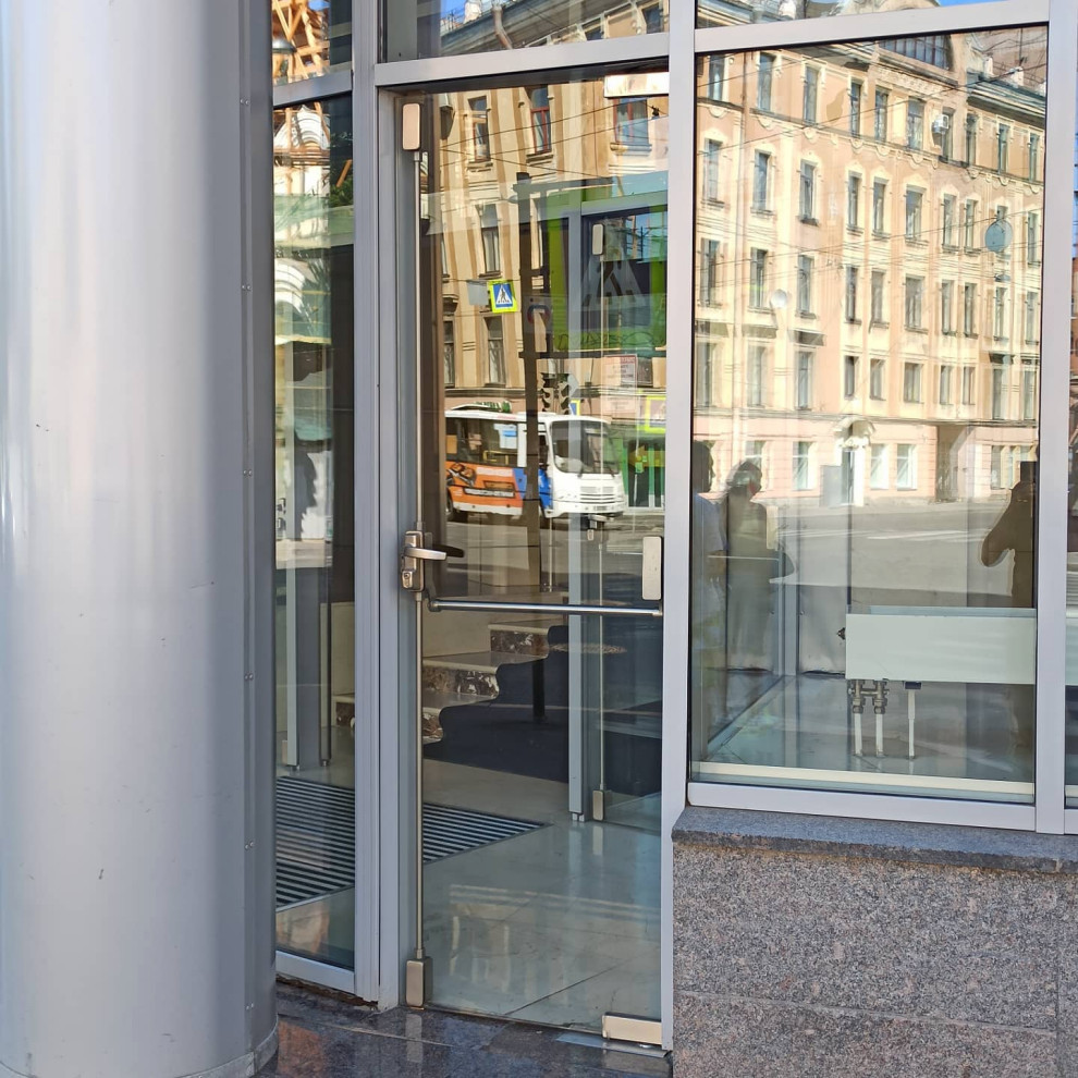 Не частое решение - система антипаники на цельностеклянных дверях!