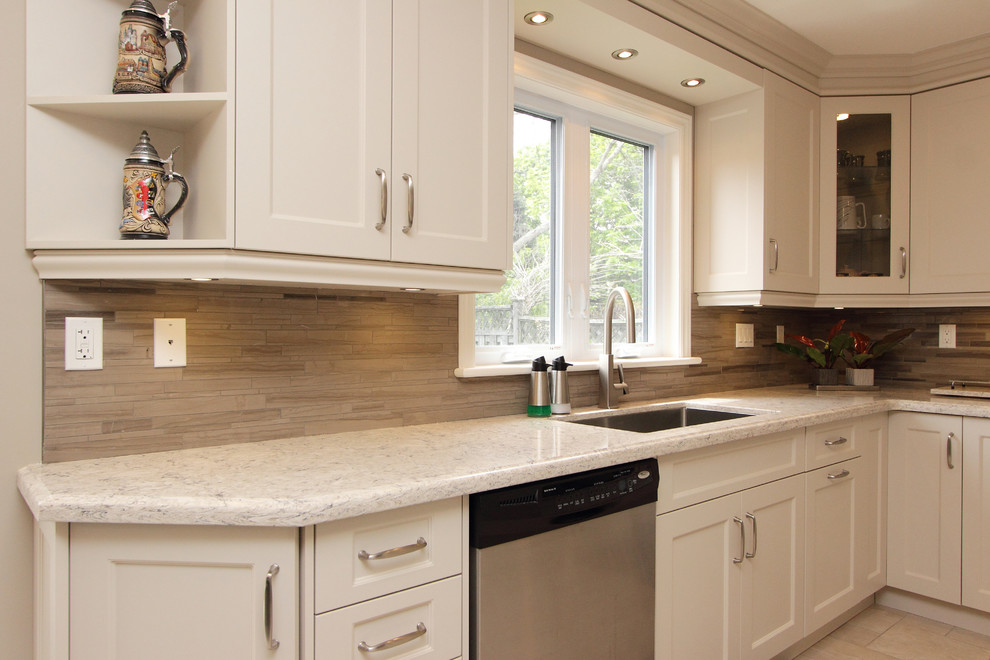 Kitchen - contemporary kitchen idea in Toronto