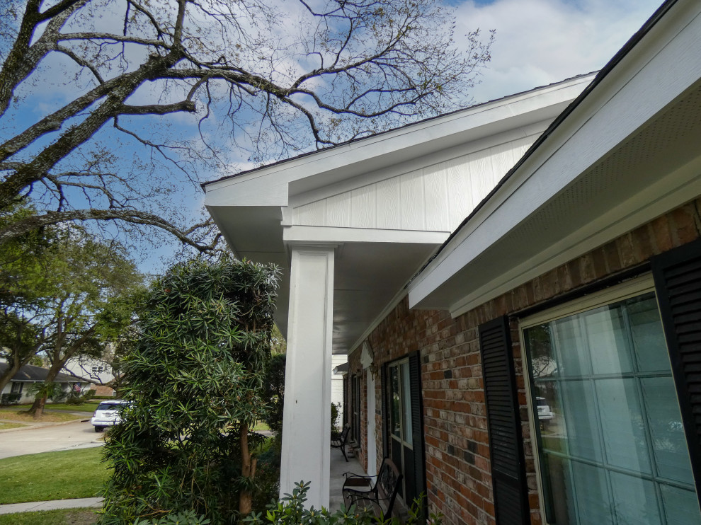 Mittelgroßes, Einstöckiges Einfamilienhaus mit Faserzement-Fassade, weißer Fassadenfarbe, Walmdach, Schindeldach und grauem Dach in Houston