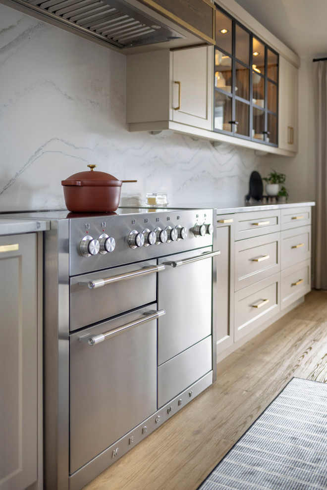 Kitchen - transitional kitchen idea in Toronto