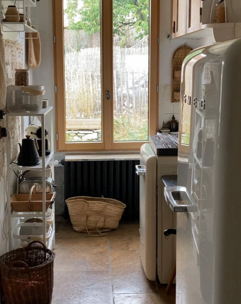La cuisine est dans un minuscule dégagement entre la salle à manger et l'escalier qui mène à l'étage, elle est malgré tout parfaitement fonctionnelle. Esprit campagne, elle est dépaysante et ludique.