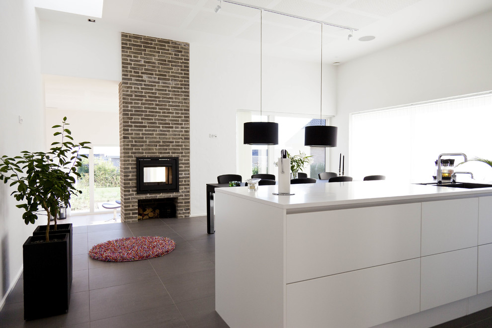 Modern kitchen in Esbjerg with porcelain floors and black floor.