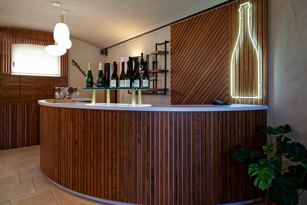 Design ideas for a large contemporary home bar in Reims.
