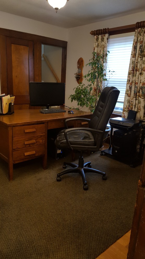 Photo of a traditional home office in Bridgeport.