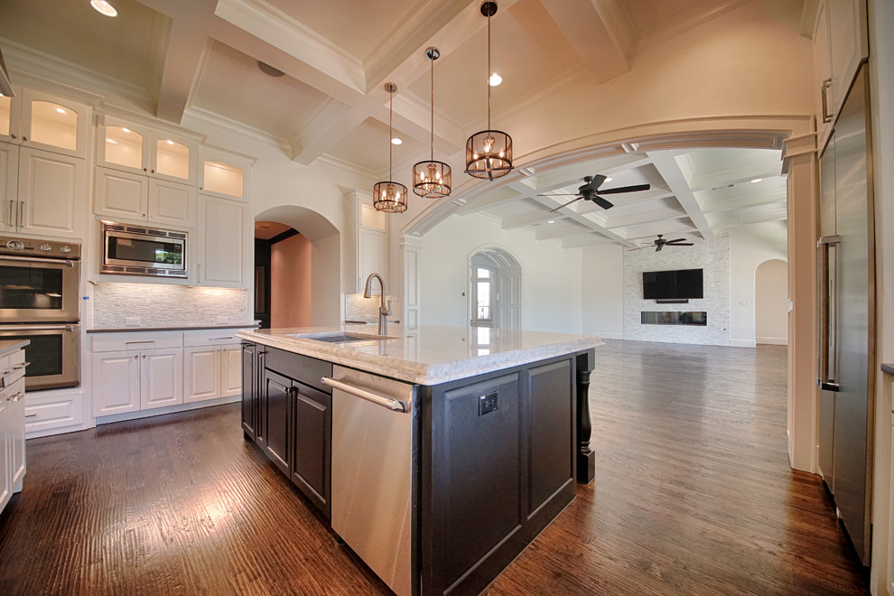Transitional kitchen photo in Dallas