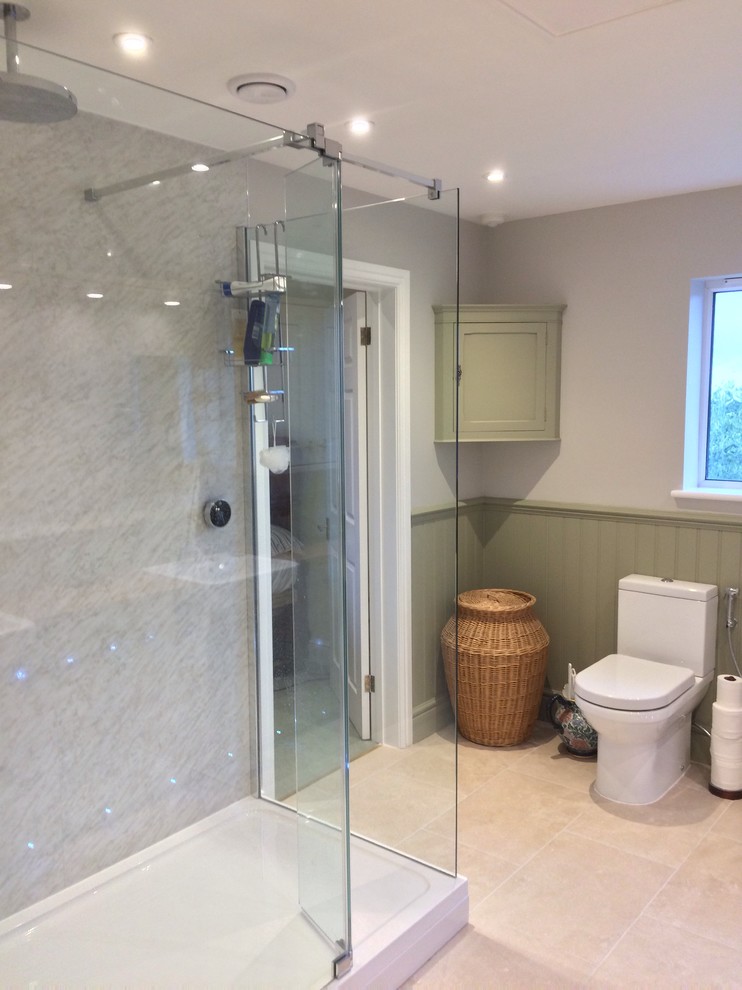 This is an example of a mid-sized contemporary 3/4 bathroom in London with a corner shower and an open shower.
