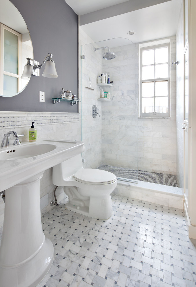 Klassisches Badezimmer mit Sockelwaschbecken, Duschnische, Toilette mit Aufsatzspülkasten und grauen Fliesen in Sonstige