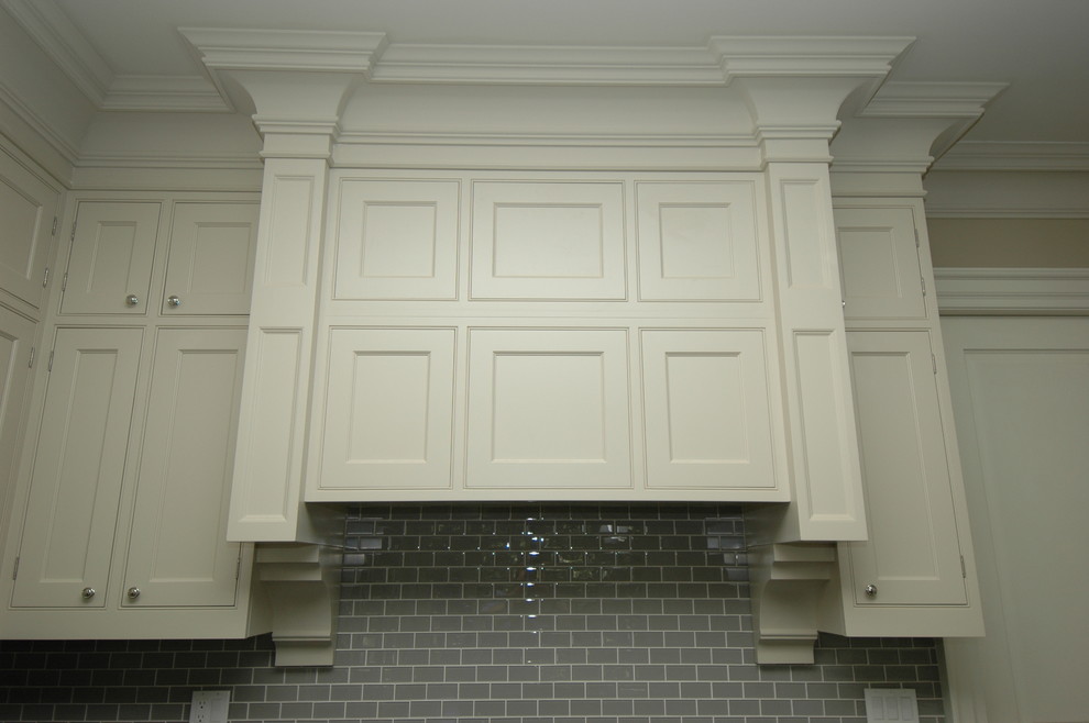Transitional kitchen photo in Toronto