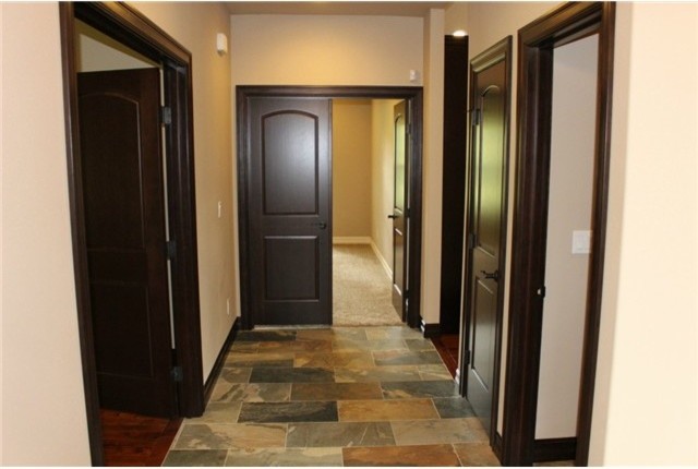 Example of a transitional entryway design in Seattle
