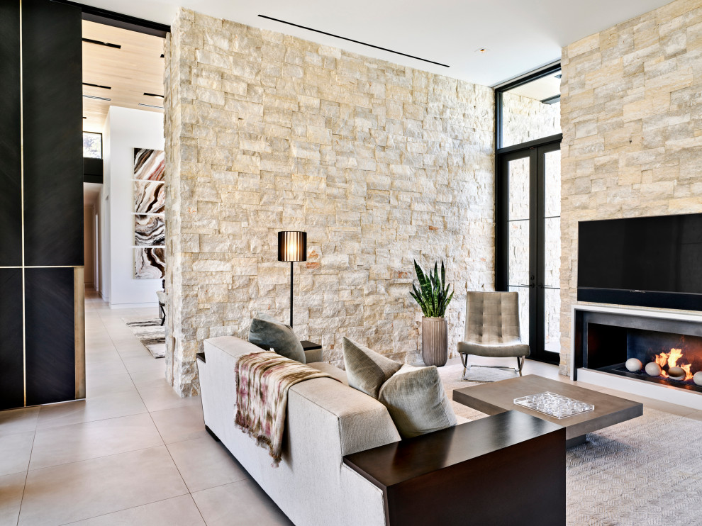 Ejemplo de sala de estar cerrada moderna grande con paredes beige, chimenea lineal, marco de chimenea de metal, televisor colgado en la pared y suelo beige