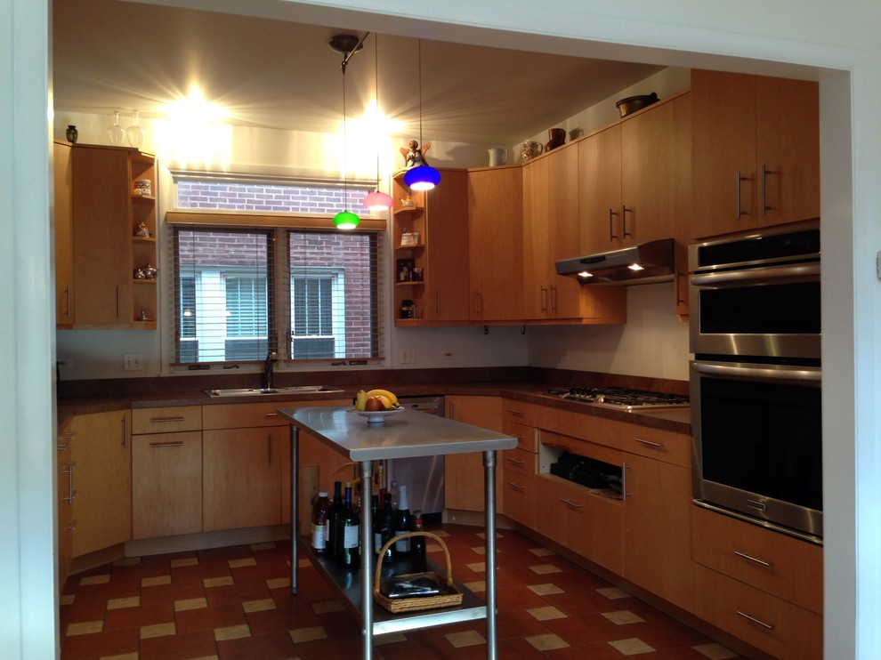 This is an example of a mid-sized modern kitchen in Chicago.