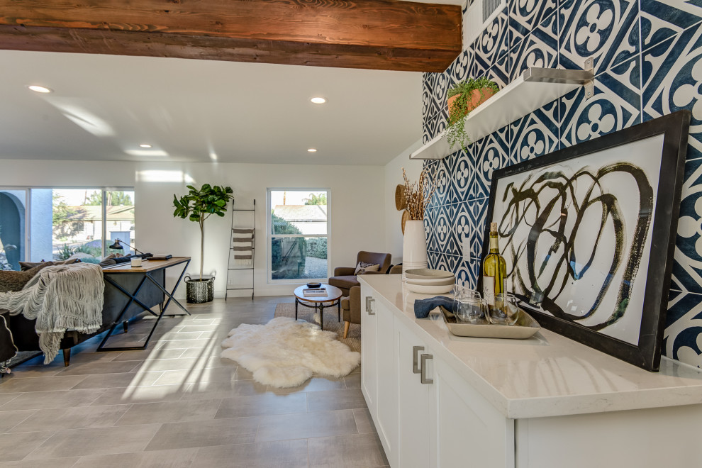Example of a transitional home design design in Phoenix