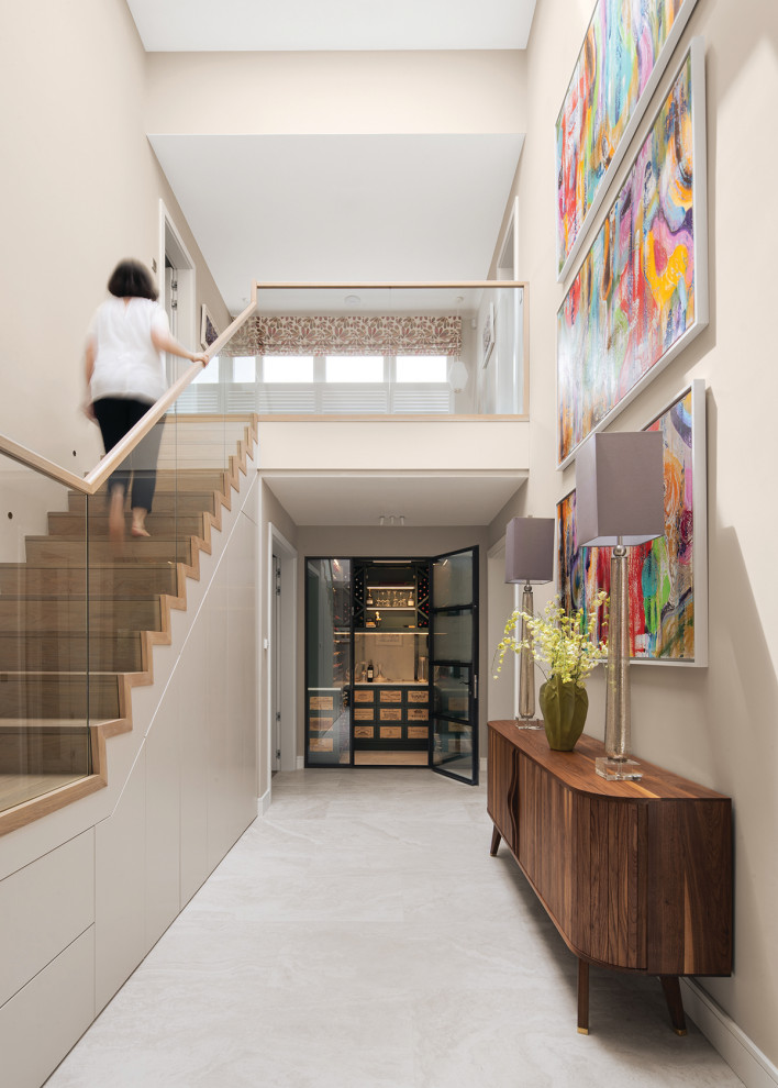 Idéer för en stor modern hall, med beige väggar, klinkergolv i porslin och grått golv