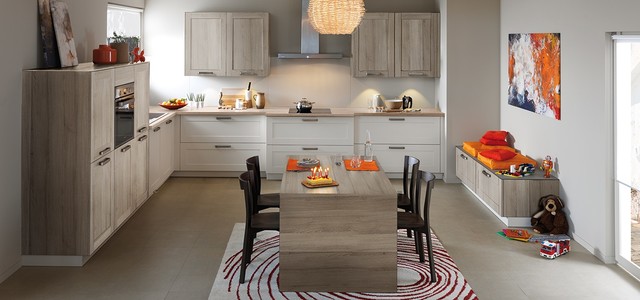 Shaker style door Kitchen with island by Schmidt Barnet