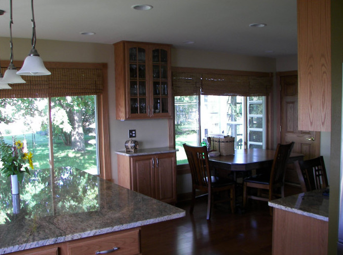 Kitchen - transitional kitchen idea in Milwaukee