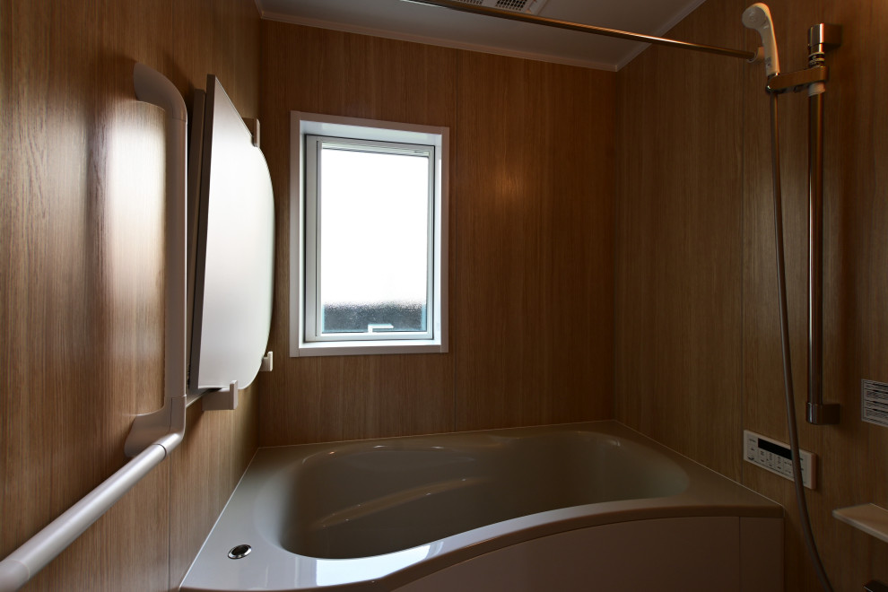 На фото: маленькая главная ванная комната в стиле модернизм с накладной ванной, коричневой плиткой, коричневыми стенами, серым полом, окном, потолком из вагонки и стенами из вагонки для на участке и в саду с