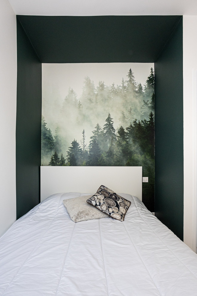 Inspiration for a small scandinavian master bedroom in Bordeaux with green walls, light hardwood floors, grey floor and wallpaper.