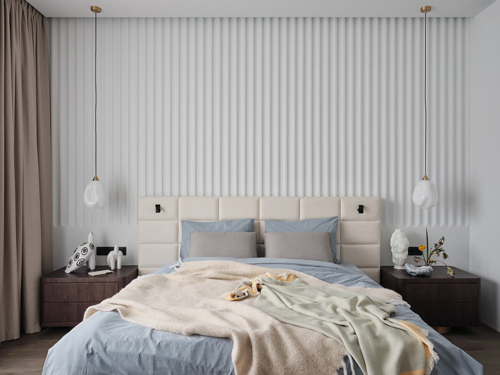 Immagine di una camera da letto contemporanea con pavimento in legno massello medio
