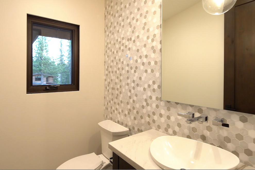 Exemple d'un petit WC et toilettes tendance en bois brun avec un placard à porte plane, WC séparés, un carrelage multicolore, mosaïque, un mur blanc, un sol en carrelage de porcelaine, une vasque, un plan de toilette en quartz, un sol gris, un plan de toilette blanc et meuble-lavabo encastré.