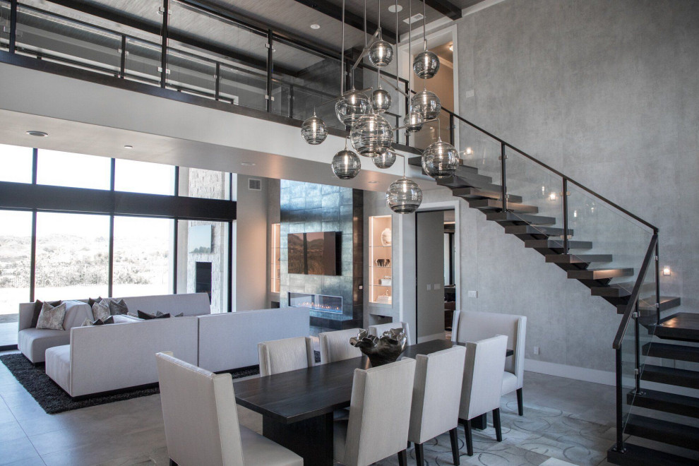 Пример оригинального дизайна: большая гостиная-столовая в стиле модернизм с серыми стенами, полом из сланца, серым полом и сводчатым потолком без камина