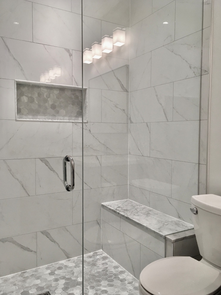 Example of a transitional bathroom design in Toronto