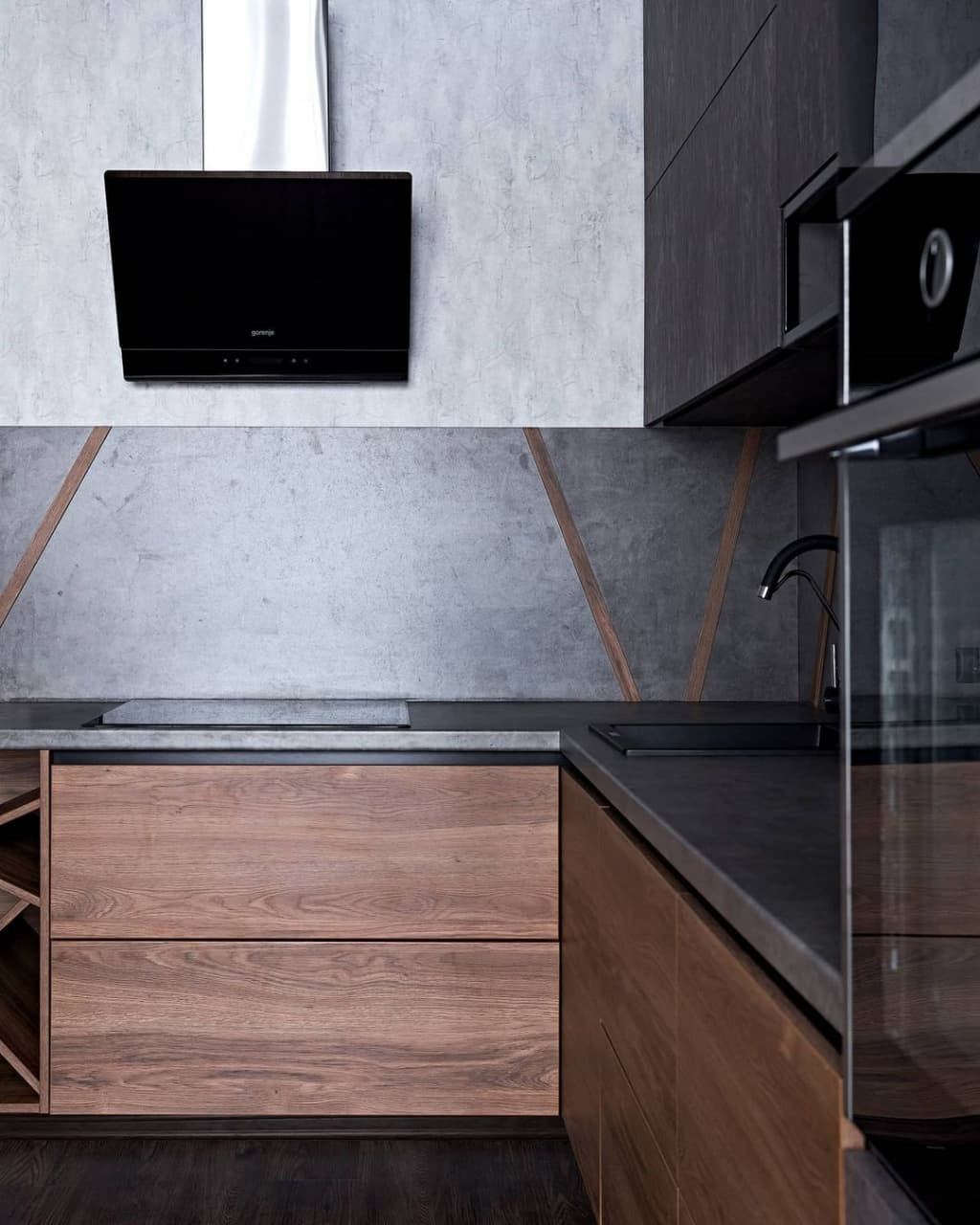 Черная угловая кухня в стиле лофт с фасадами под металл и под дерево