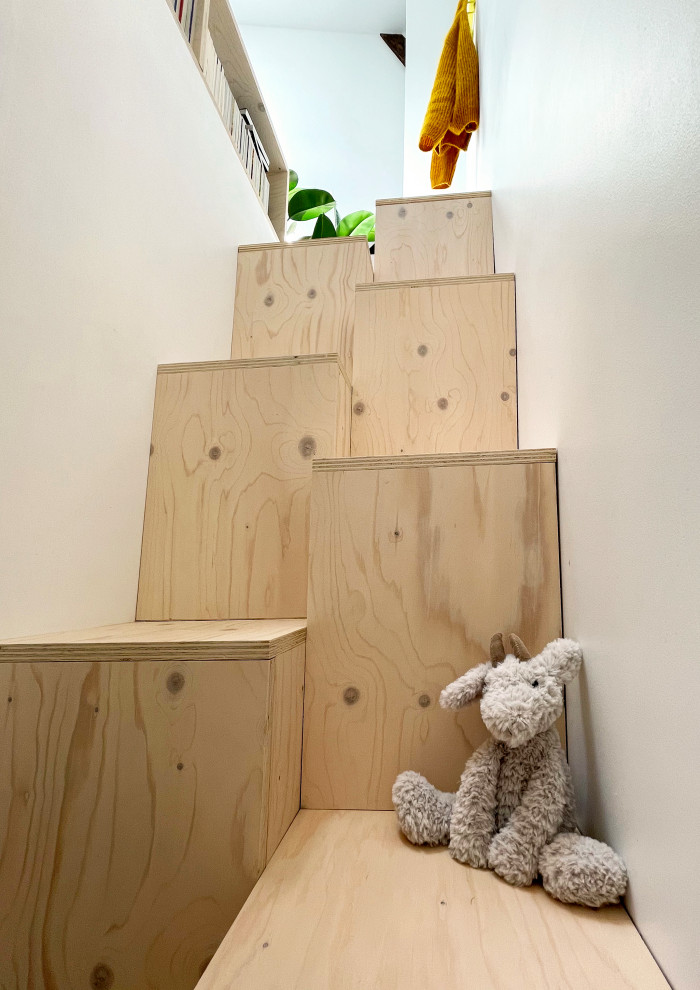 На фото: маленькая прямая деревянная лестница в скандинавском стиле с деревянными ступенями для на участке и в саду с