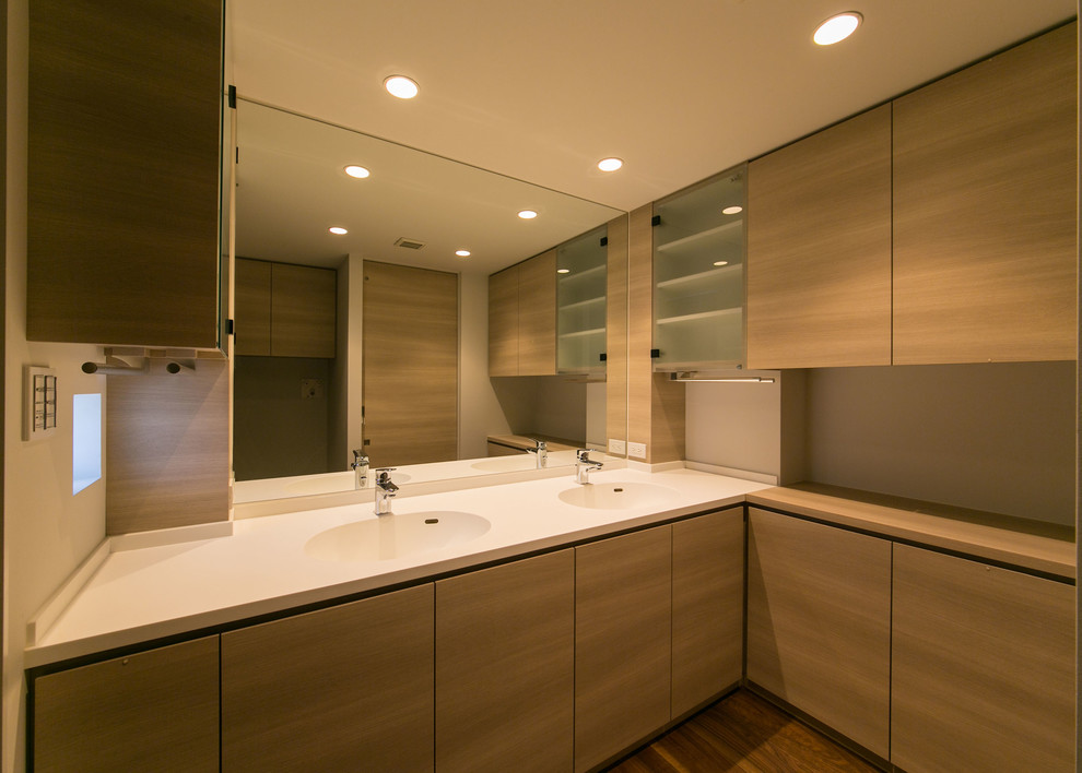 Photo of a contemporary powder room in Tokyo.
