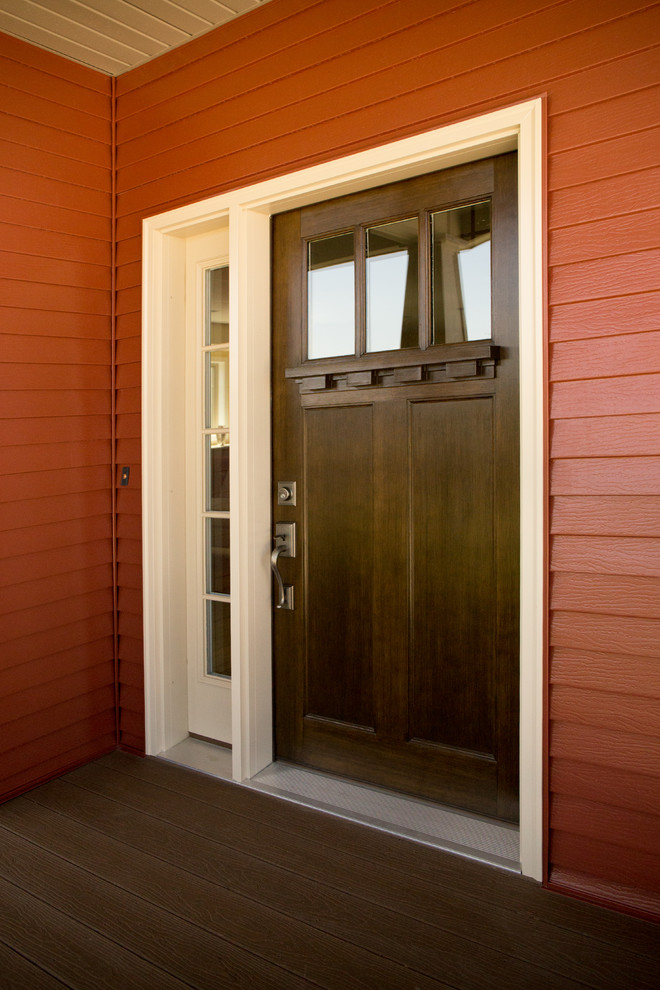 ミネアポリスにあるお手頃価格の中くらいなトラディショナルスタイルのおしゃれな玄関ドア (赤い壁、濃色無垢フローリング、濃色木目調のドア) の写真