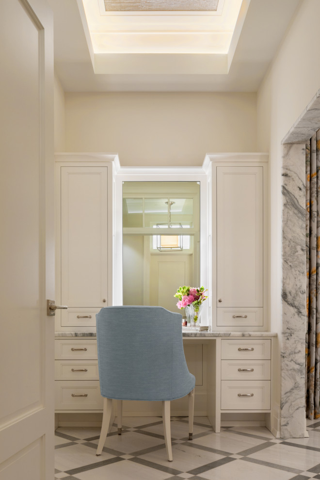 Foto de vestidor unisex campestre con armarios con paneles empotrados, puertas de armario blancas, suelo de mármol, suelo blanco y bandeja