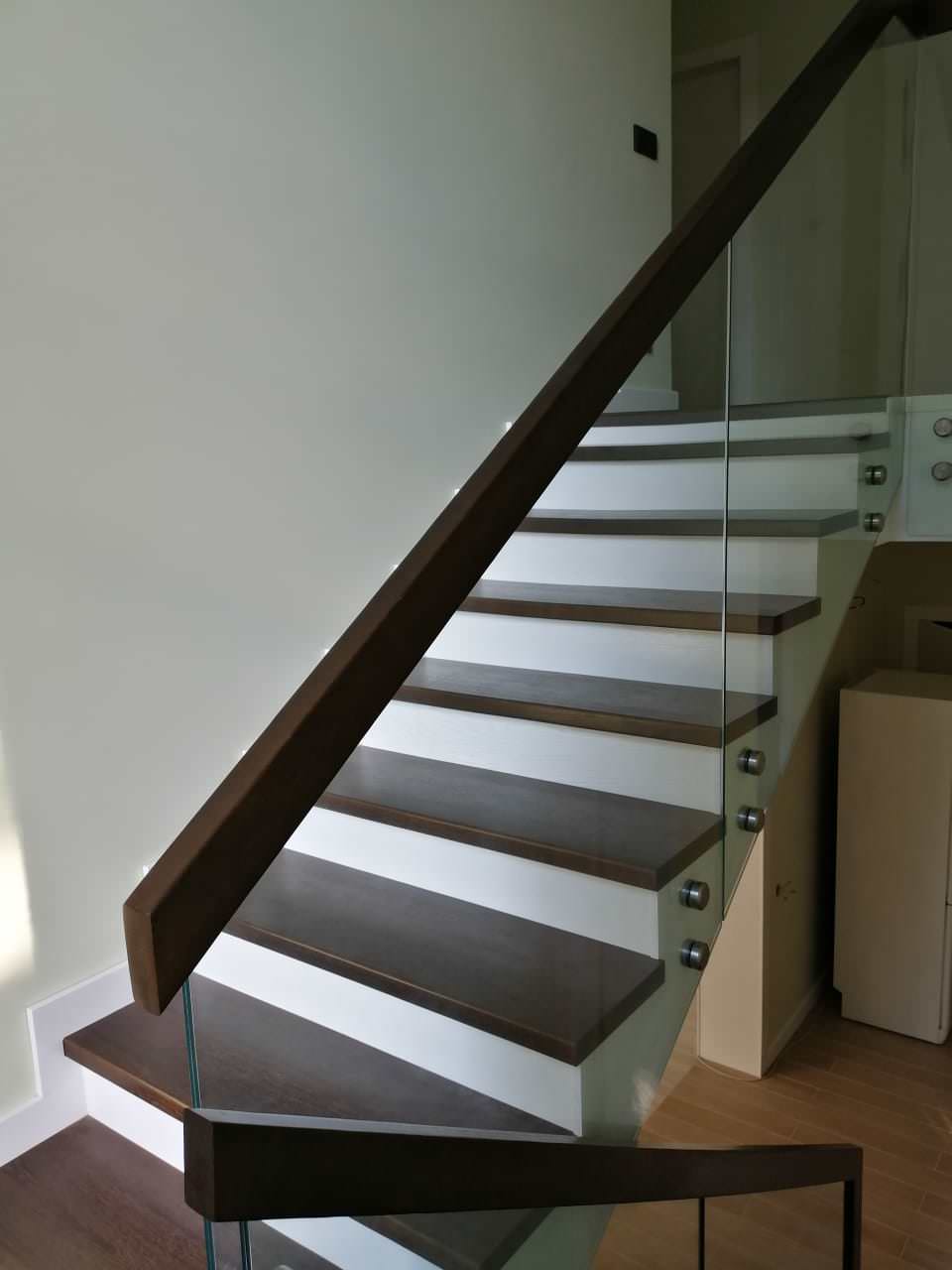 Лестница со стеклянным ограждением