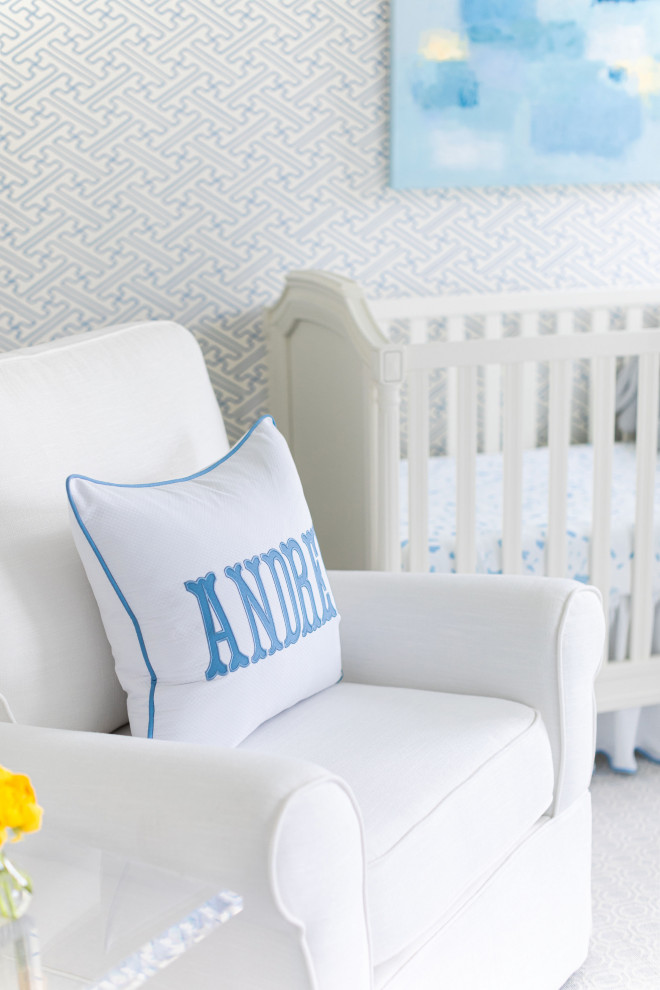 オースティンにある高級なトランジショナルスタイルのおしゃれな赤ちゃん部屋 (男の子用、青い床、壁紙) の写真