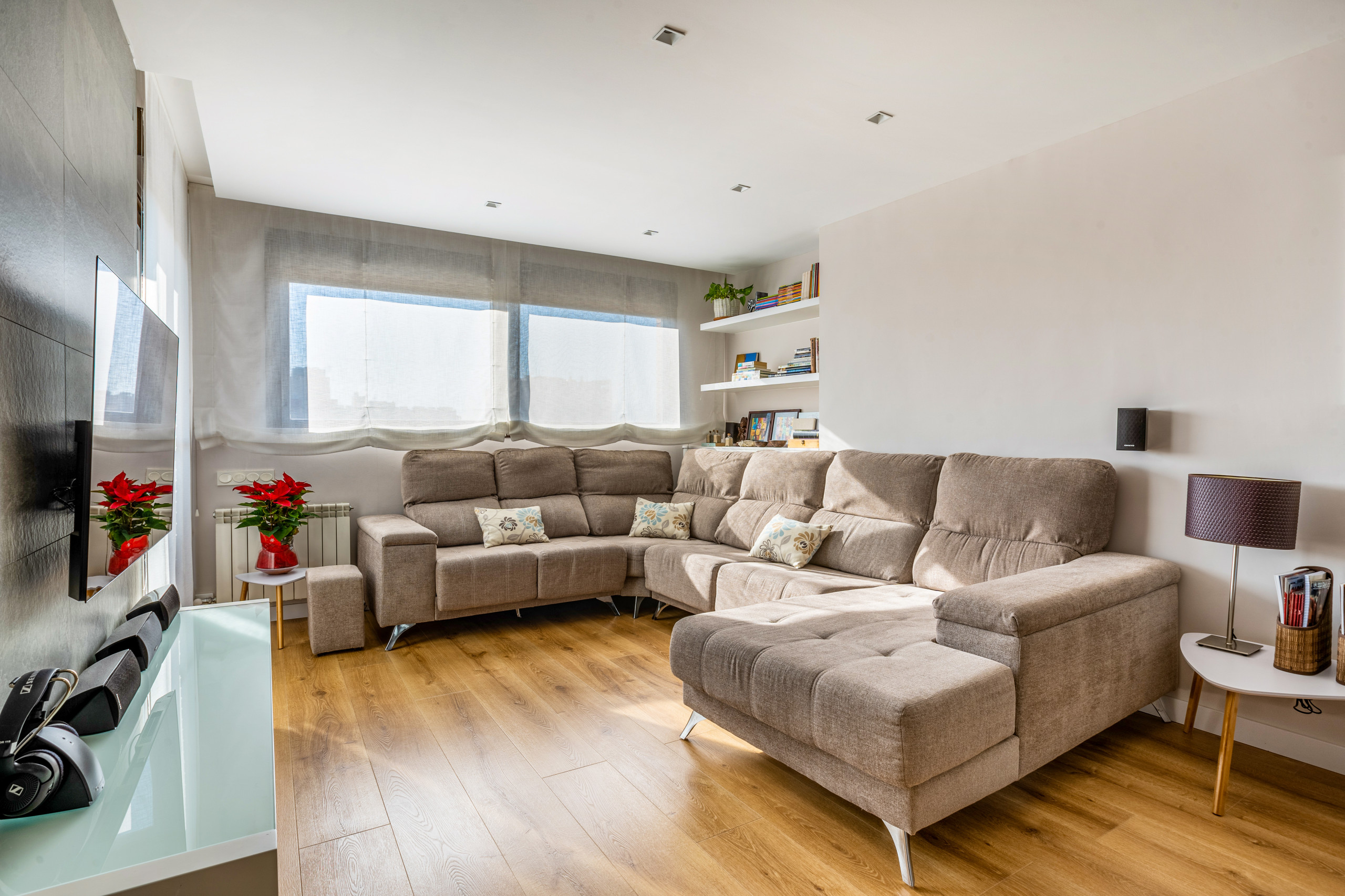 Salón con sofá rinconera chaiselongue