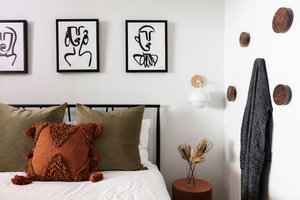Ejemplo de habitación de invitados minimalista pequeña sin chimenea con paredes blancas, suelo de madera clara, suelo beige y bandeja