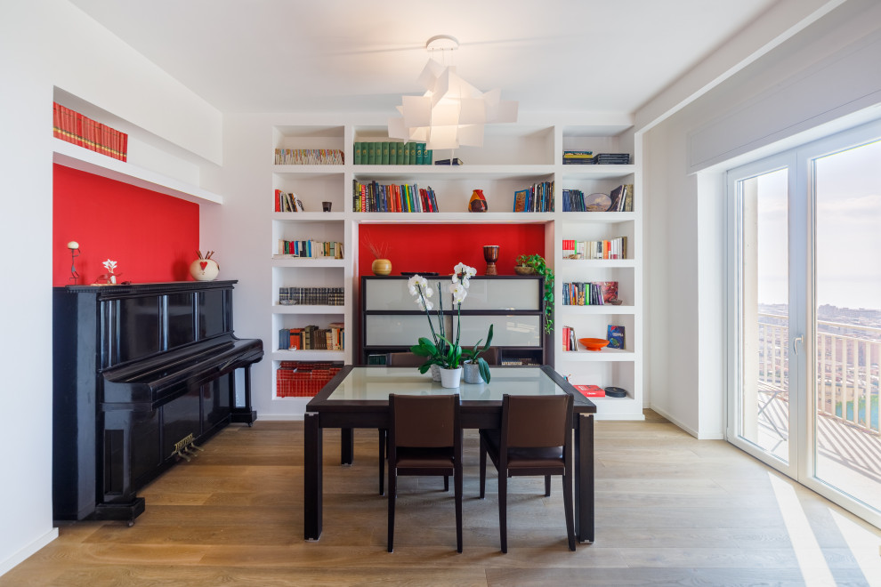 Ispirazione per una sala da pranzo contemporanea di medie dimensioni con pareti rosse e parquet chiaro