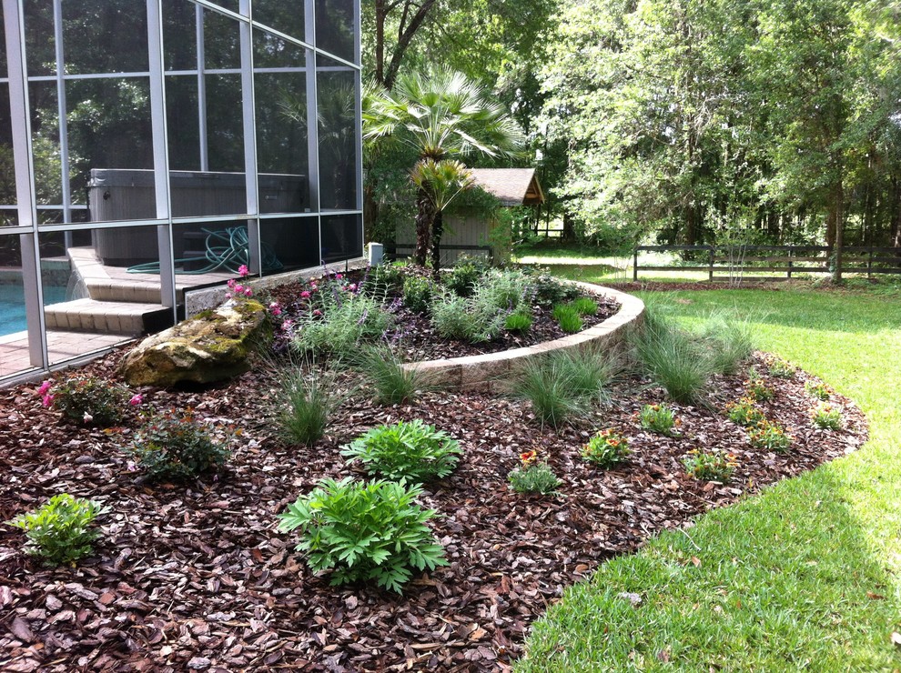 Photo of a traditional landscaping in Orlando.
