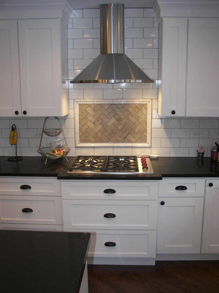 Photo of a traditional kitchen in Chicago.